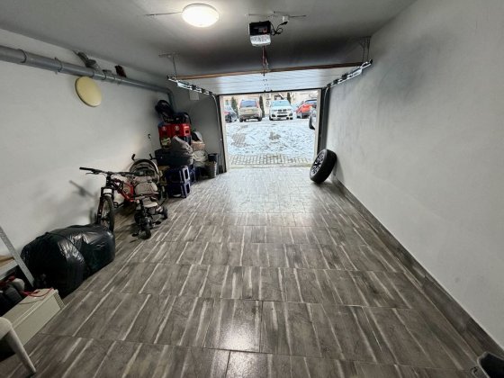 Продам просторний гараж у районі Боздош з ремонтом