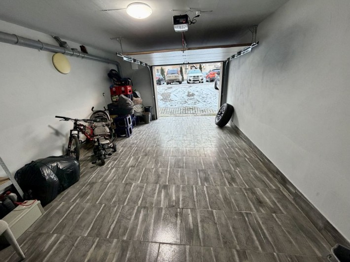 Продам просторний гараж у районі Боздош з ремонтом - фото 1