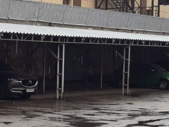 Продаю место на крытой парковке ул. М. Котельникова 11 Киев