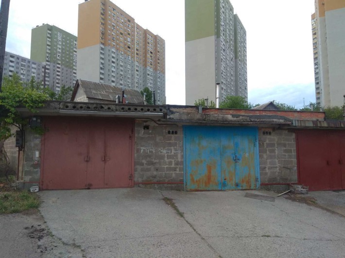Гараж возле жк Ярославичи 2 за ЖЕКом ул.Кургузова КИГ Гидромеханизатор - фото 1