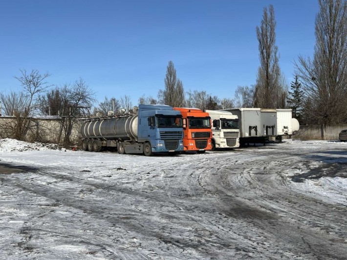 Стоянка автофур, вантажних  автомобілів - фото 1