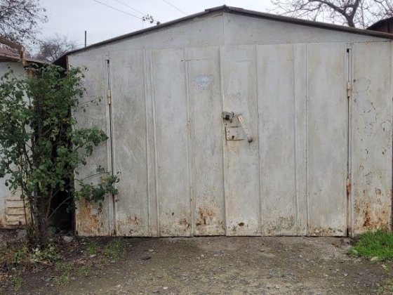 Сдам гараж по Жолио Кири,металлический есть яма номер42 Корсунцы