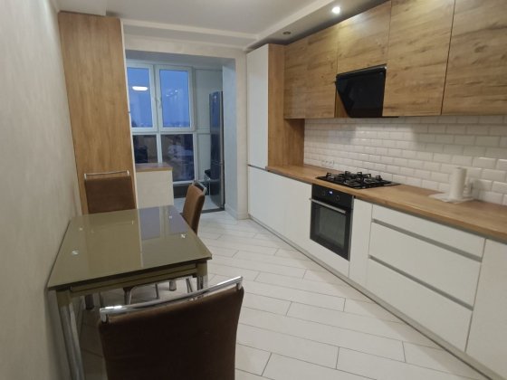 Продам 3-кв.83 м.2. вул Драгоманова Володимир