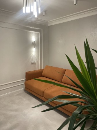 4-кімнатна квартира з дизайнерським ремонтом та повним меблюванням. - фото 1