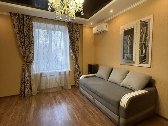 Продам 2-х кімнатну сталінку центр