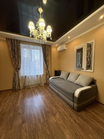 Продам 2-х кімнатну сталінку центр - фото 1