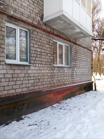 Продам 2-х комнатную квартиру на ДНЕПРОСТРОЕ ,улица Цветов! Н.К. - фото 1