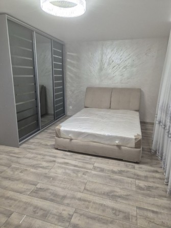 Продам 2-комнатную квартиру со свежим  евроремонтом 10 школа - фото 1