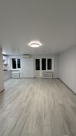 Продам однокомнтную квартиру с ремонтом на площади Мира / Пармезан - фото 1