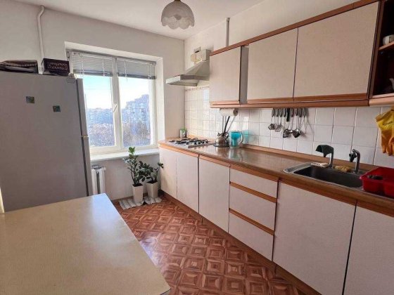 Продам трехкомнатную квартиру в тихом районе в городе у моря Черноморск