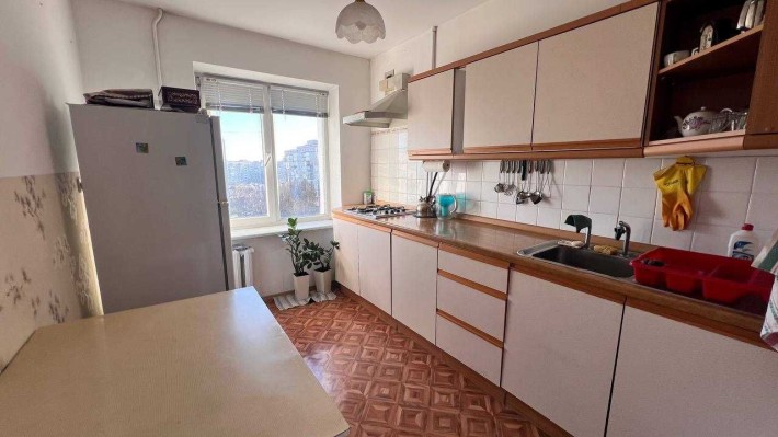 Продам трехкомнатную квартиру в тихом районе в городе у моря - фото 1