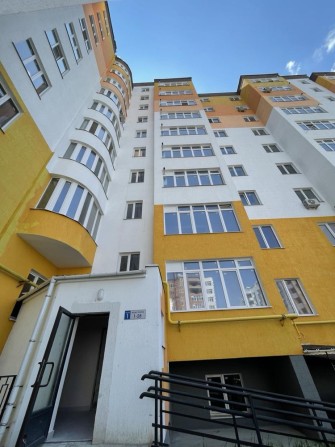 Продам простору 2-кімнатну квартиру у центрі міста - фото 1