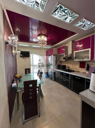 ЗАХОДЬ І ЖИВИ! Продам стильну 2-рівневу квартиру у самому центрі міста - фото 1