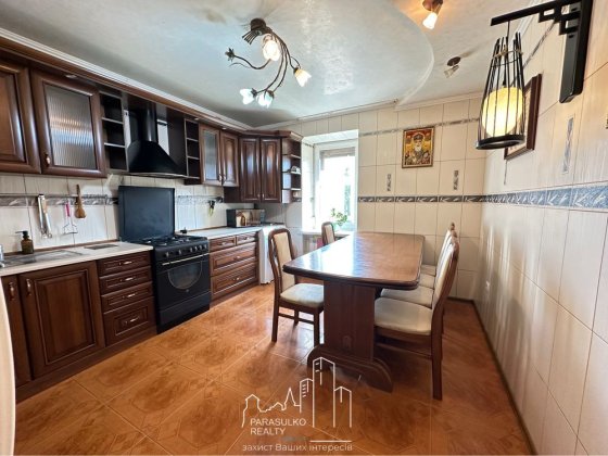 Продам простору 4-и кімнатну квартиру на Мікрорайоні Каменец-Подольский