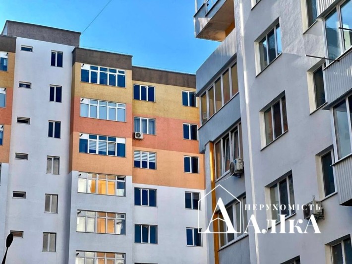 Продам велику 2-кімнатну квартиру в новобудові в центрі - фото 1