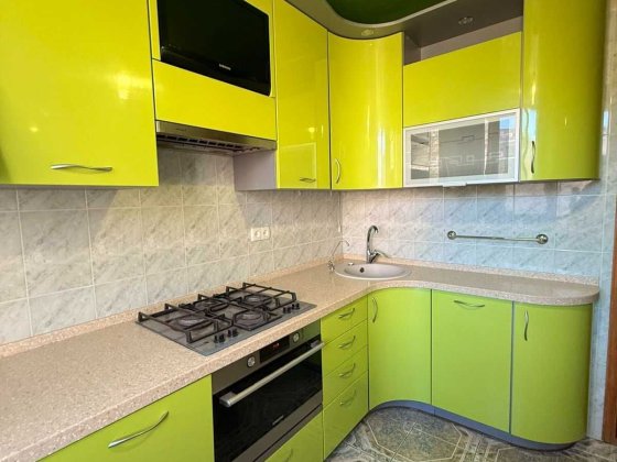 Продам 2 комнатную чешку на Мира.Можно по госпрограмме Черноморск