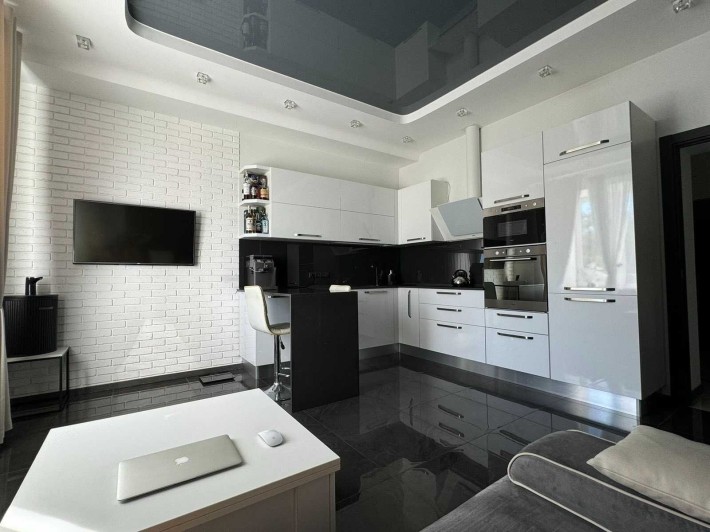 В продаже квартира с классным ремонтом в новострое у моря - фото 1