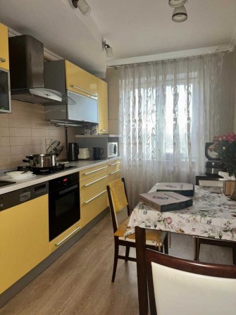 Продам 3 комнатную чешку с евроремонтом в ТОП районе города - фото 1