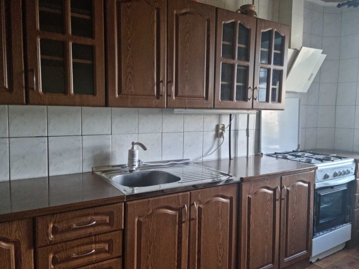 Срочно продам 4-х комнатную квартиру на 4-м микрорайоне с мебелью - фото 1