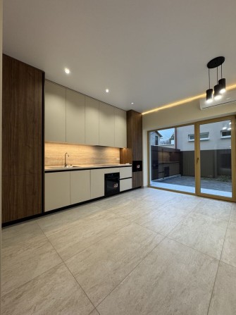 Квартира двокімнатна в новобудові з приватним двориком - фото 1