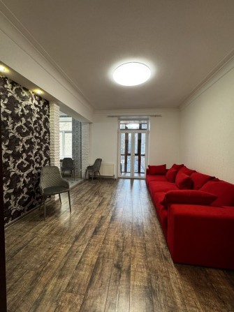 Продам трехкомнатную квартиру - фото 1