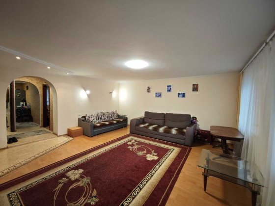 Хороша квартира на Виставці. Перепланована у двокімнатну. Хмельницкий