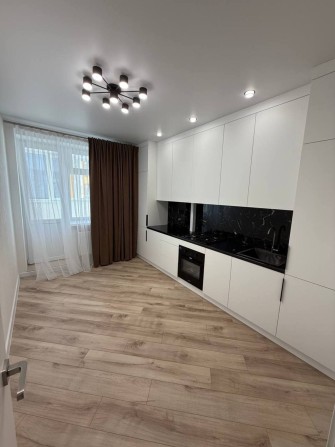Світла та простора 1к Виставка! Дизайнерський ремонт 40818 - фото 1