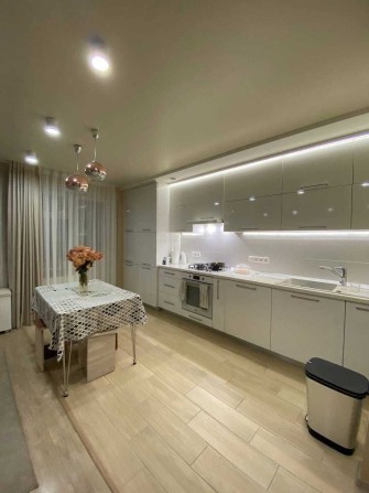 Простора дворівнева квартира з сучасним ремонтом - фото 1