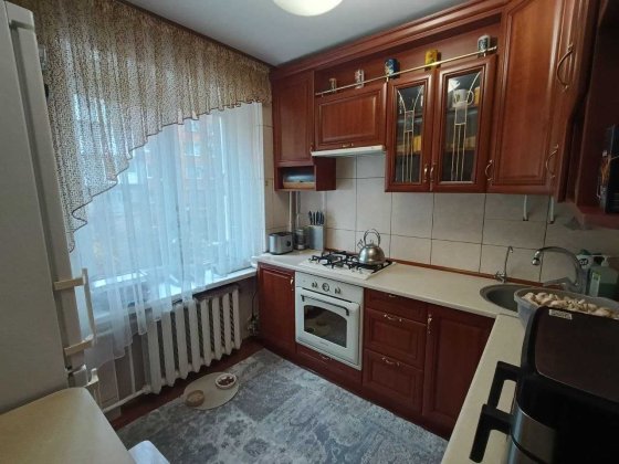 Трикімнатна квартира з ремонтом та меблями на зручному поверсі Хмельницкий