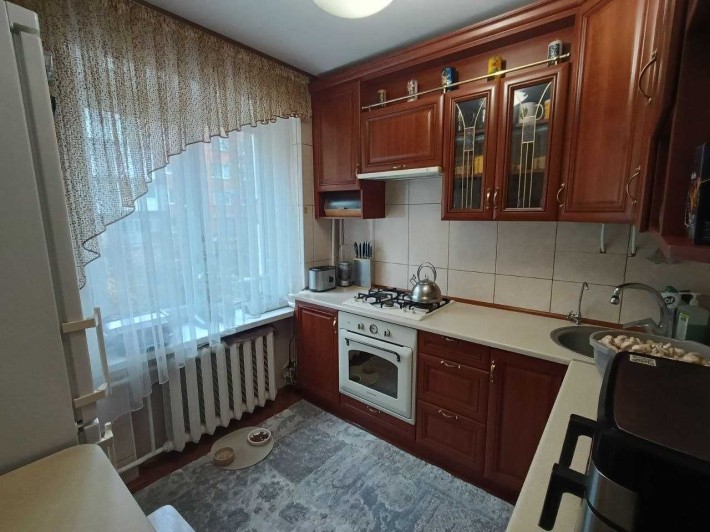 Трикімнатна квартира з ремонтом та меблями на зручному поверсі - фото 1