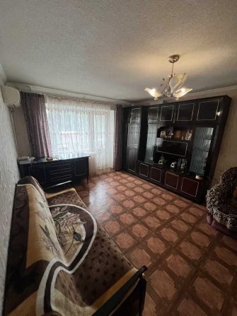 Продам 3к квартиру смт Слобожанское Кирпичный дом Не высокий этаж - фото 1