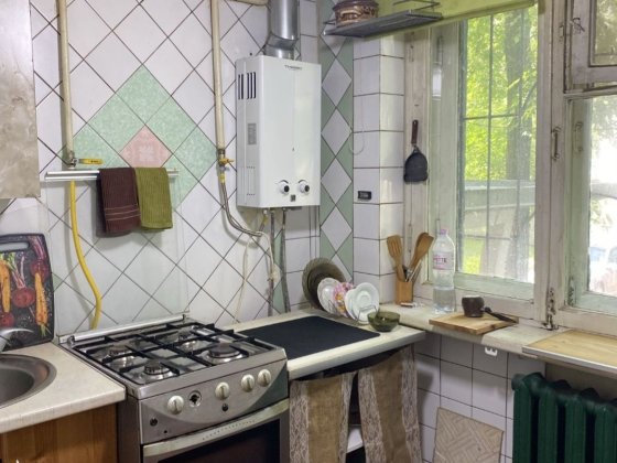 Продам 2к.квартиру на В. Сухомлинского, кирпич. Возможен безнал