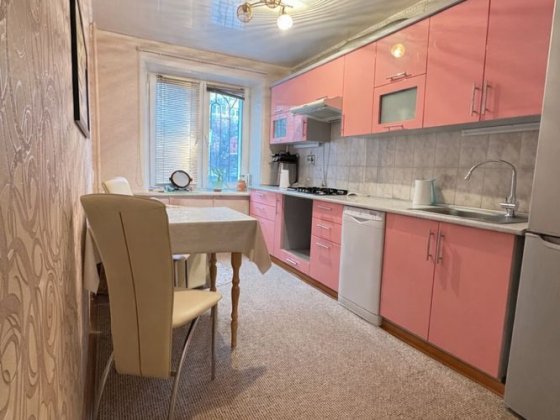 Продаж 4к квартири біля ТЦ Караван