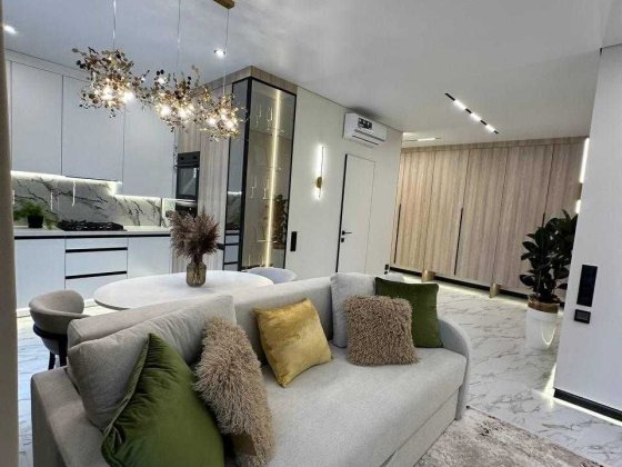 Продам квартиру з дизайнерським ремонтом та власною ділянкою! Крихівці