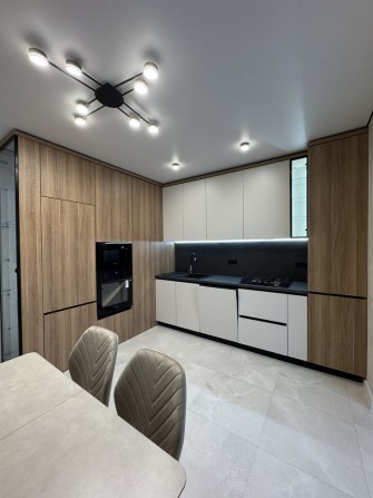 Повністю укомплектована 2 кімнатна квартира на 4 поверсі - фото 1