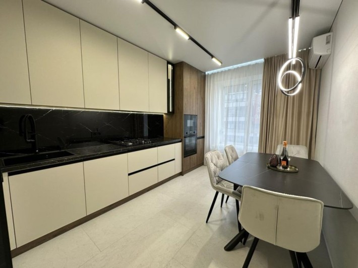 Простора 3к.з сучасним ремонтом поруч міського озера - фото 1