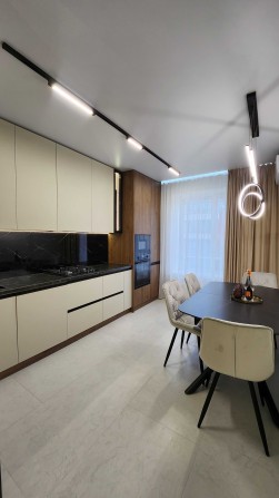 Продаю простору 3-кімнатну квартиру біля міського озера - фото 1