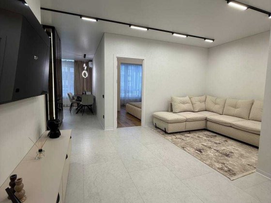 Продаю трикімнатну квартиру з прямим виходом до міського озера! Крихівці