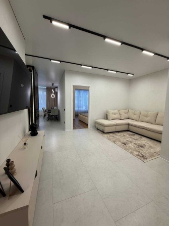 Продаю трикімнатну квартиру з прямим виходом до міського озера! - фото 1