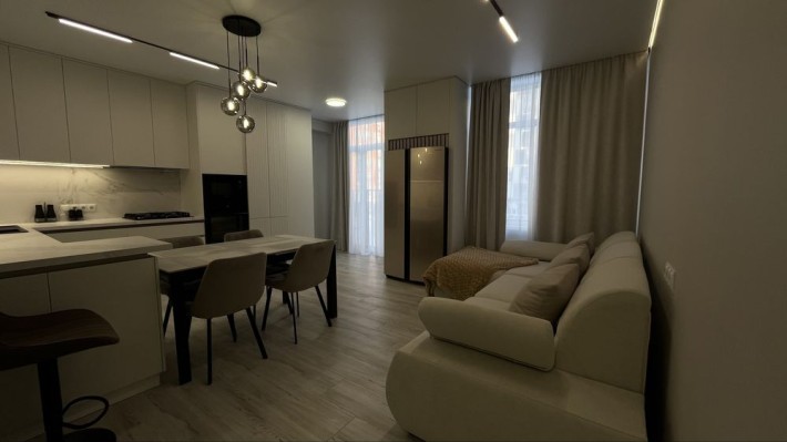 Двокімнатна квартира 67м2, авторський ремонт, меблі , техніка. с.Гатне - фото 1