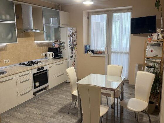 Продам власну 2х кімнатну квартиру з ремонтом Зубра