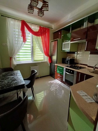 1 комнатная с ремонтом! Новый дом! Средний этаж! - фото 1