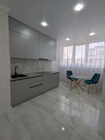 Продам 1-комн. квартиру с ремонтом и мебелью в ЖК Акварель-8 (262-143) - фото 1