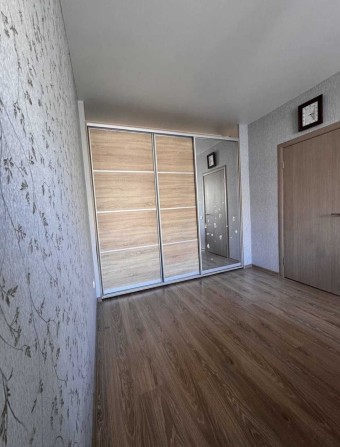 Продам 1 комн. квартиру с  ремонтом в новом сданном доме  ЖК "7 Небо" - фото 1