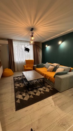 Трикімнатна квартира 84 кв.м в затишному районі - фото 1