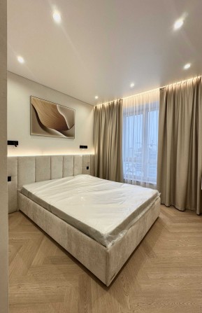 Новинка! Півторачка на березі міського Озера з дизайнерським ремонтом! - фото 1