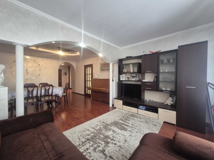 Укомплектована 3-кімнатна квартира в обжитому будинку. - фото 1