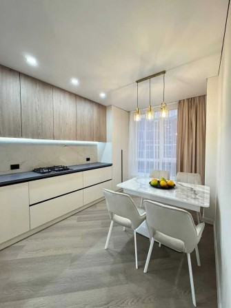 Стильна двокімнатна з балконом в сучасному ЖК Family Plaza - фото 1