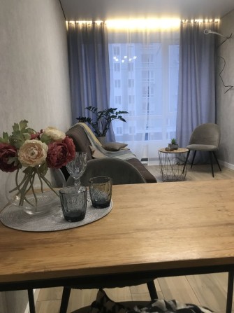 Нова 1-к квартира з ремонтом в Бучі з мінімальним оформленням - фото 1