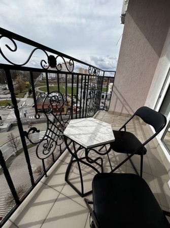 Дуже терміновий продаж квартири з гарним ремонтом! Балкон! Центр міста - фото 1